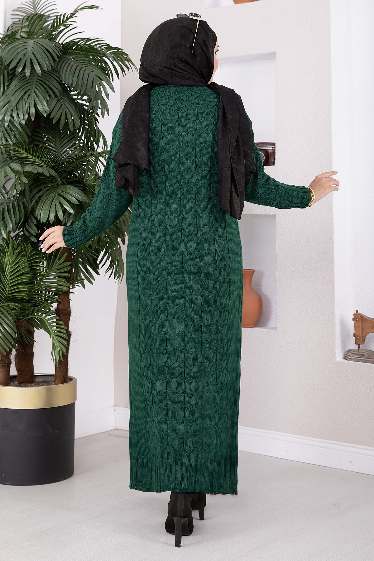 Long Knit Cardigan with Shawl Collar and Cable Knit Detailing Emerald – Bild 4