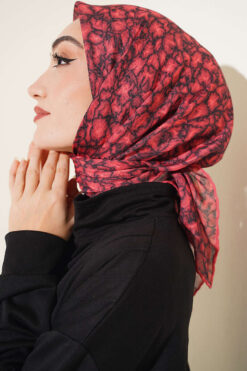 Alternative view of Scarf Red
