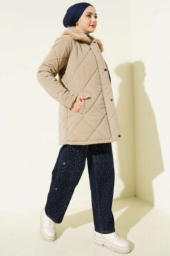 Alternative view of Fur-Collared Quilted Short Jacket Beige