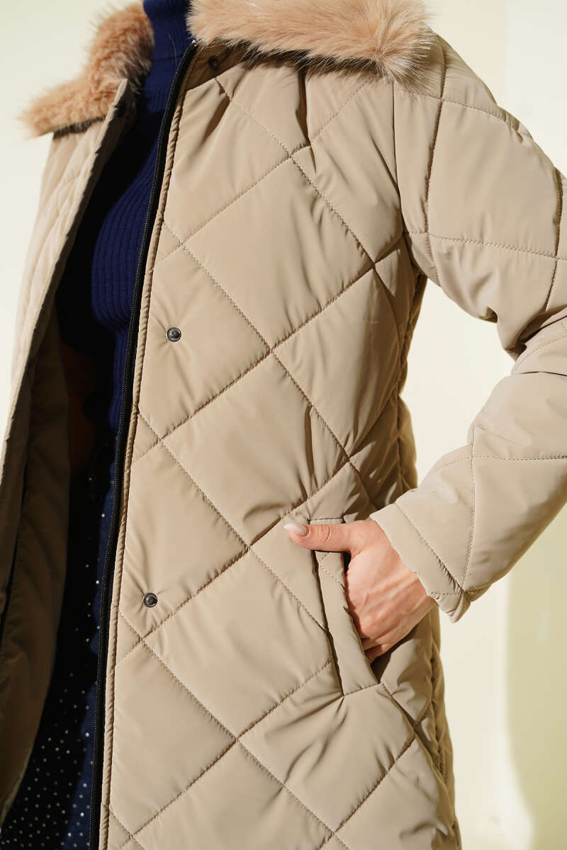 Fur-Collared Quilted Short Jacket Beige – Bild 4