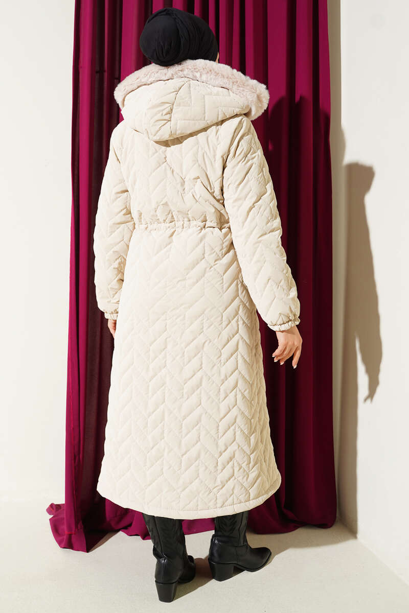 Padded waist belt with quilted details and fur accents Stone - الصورة 3